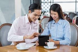 picture of couple whit mortgage papers
